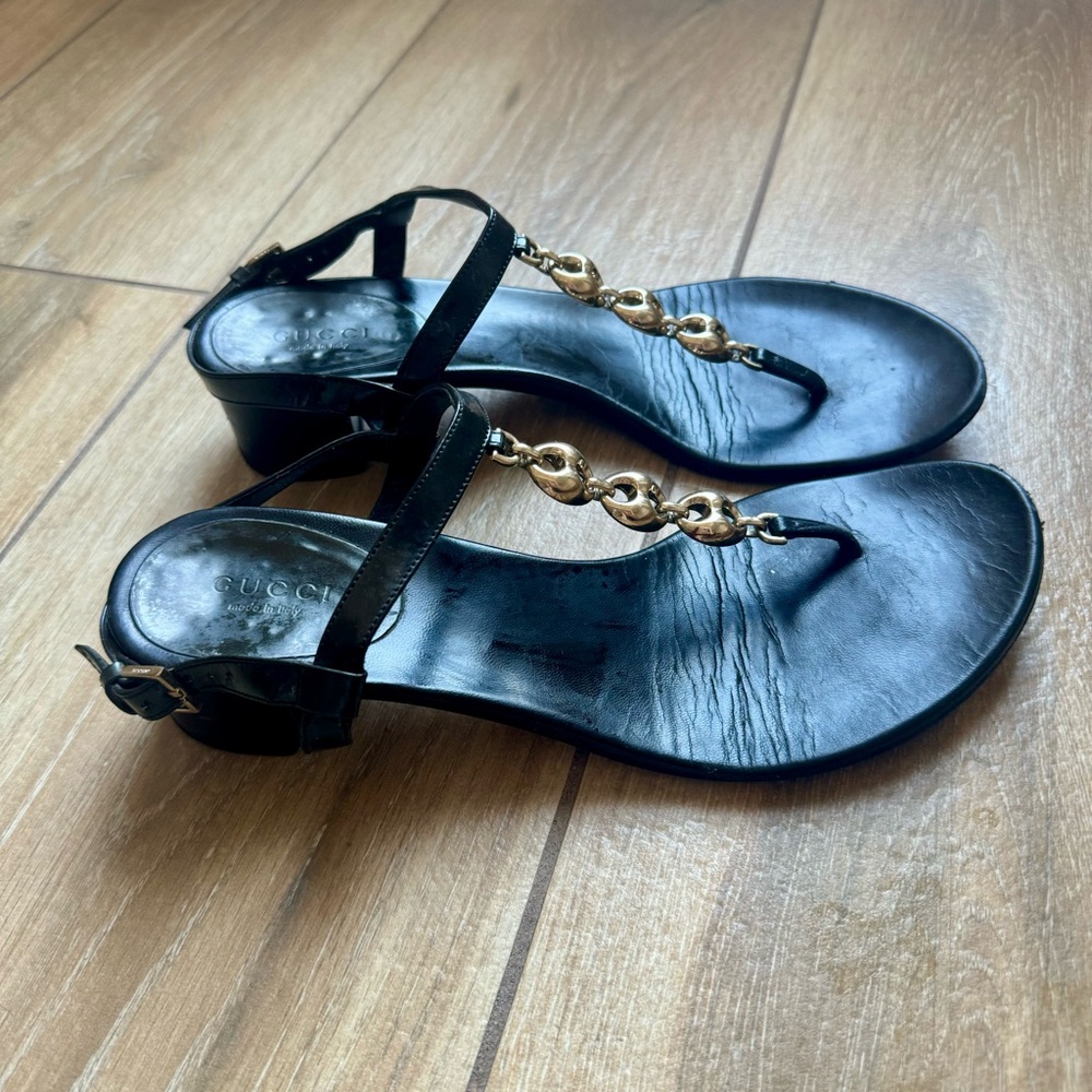 Gucci Black Leather T-Strap Sandals with Gold Chain - Picture 3 of 6